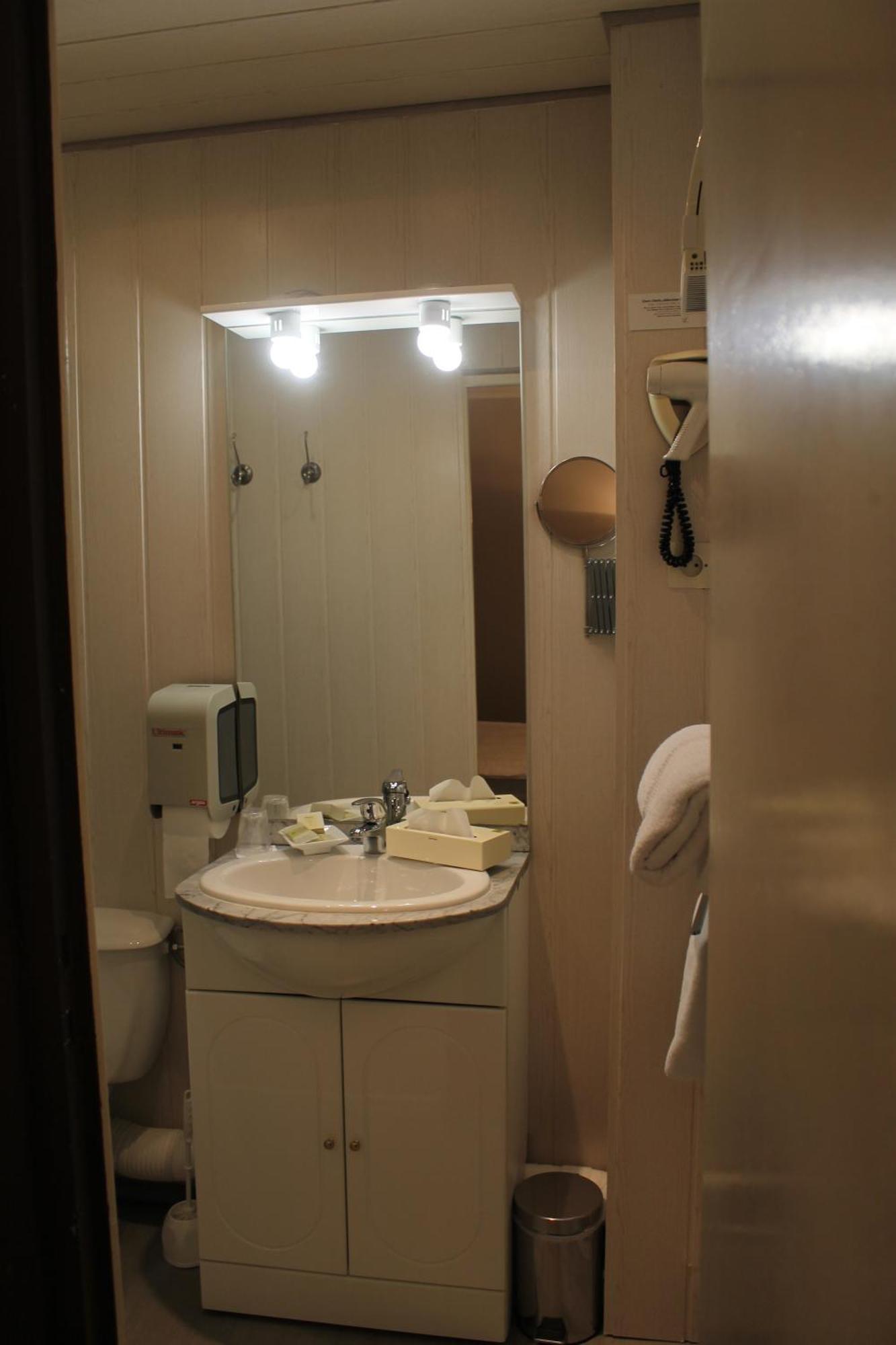 Hotel Les Alpes Allevard Ruang foto